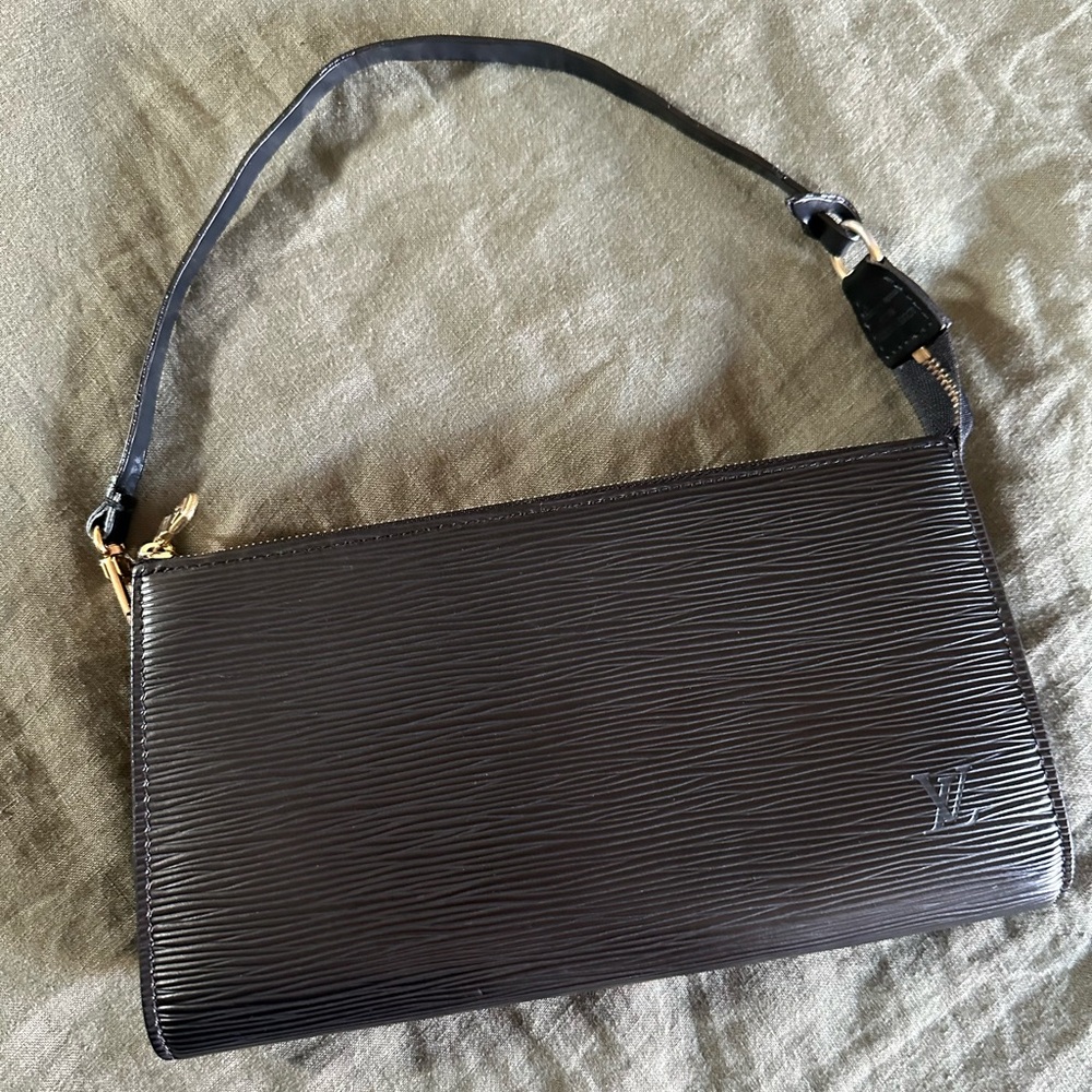 VINTAGE Louis Vuitton Pochette Accessoire in black Epi Leather